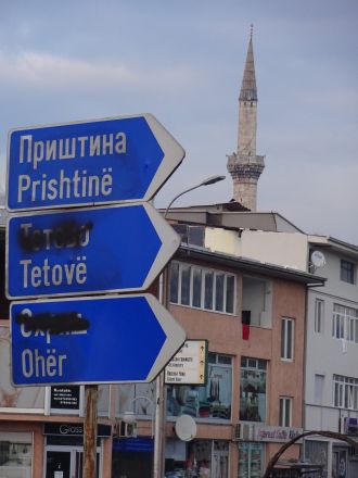 I Skopje. De makedonska namnformerna, med undantag för Prishtina, är överstrukna - de albanska har fått vara kvar. Kanske nådde inte klottraren ända upp?