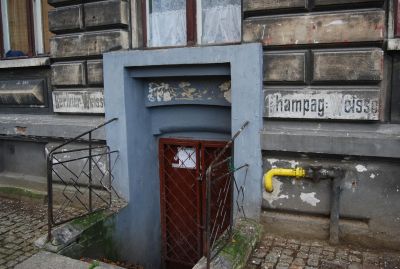 Ett tyskt förflutet märks i Toruń (på väggen kan man läsa "Berliner weiss"). Staden blev polsk 1466. När Polen delades 1793 tillföll staden Preussen, men blev åter polsk 1920 och 1945.