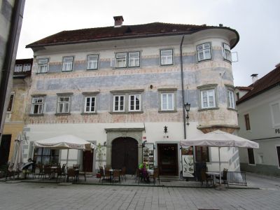 Vidičeva Hiša – Vidič-huset, mittemot Josipina Hočevar.