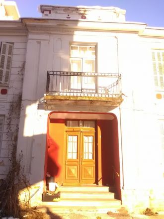 Äldre hus som ser ut att vara i gott skick...