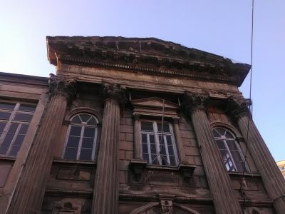 Grekisk institution av något slag.