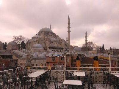 Kafé-takterrass intill Süleyman-moskén.