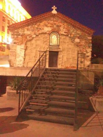 Sveta Petka-kyrkan. För att den före detta Centralkommittébyggnaden ska synas i bakgrunden krävs att man befinner sig på gatunivå. Jag befinner mig i fotgängarzonen under gatunivå.