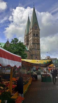 Domkyrkans torn och marknaden.