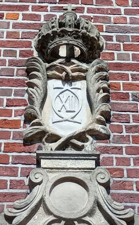 ...med Karl XII:s monogram över ingången.