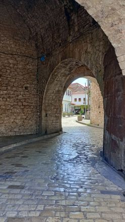 Ingång till den befästa delen av staden.