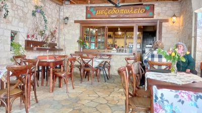 Servering på To Nisi. En ”mezedopoleio”, som serverar smårätter, ”meze”.