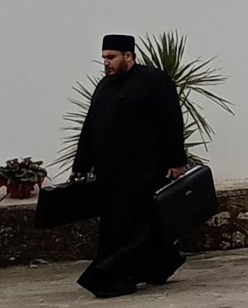 Vad har han i väskorna?