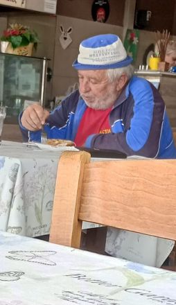 Knegare i Ioannina äter lunch. 