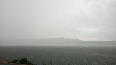 Oväder i Kastoria. Först vräkte regnet ner... 