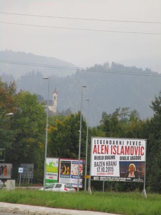  Sankt Jakobs kyrka i Škofja Loka i bakgrunden.