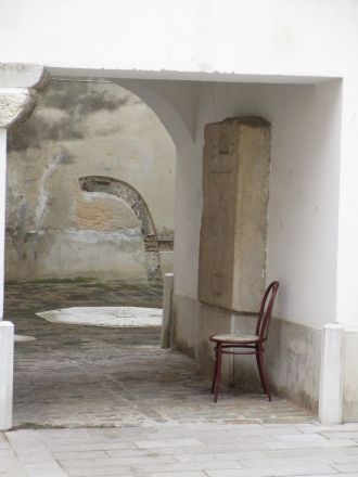 Inne utomhus.