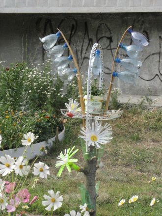 Fantasifulla trädgårdsprydnader bland den vittrande betongen i Vladimirs utkant.