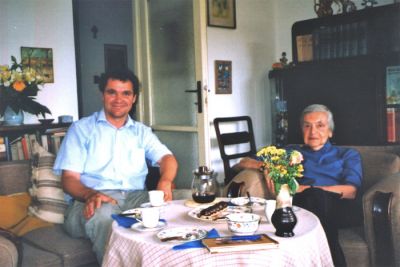Lenka Reinerová får besök av sin svenske förläggare och översättare Per Nilson i juni 2004.