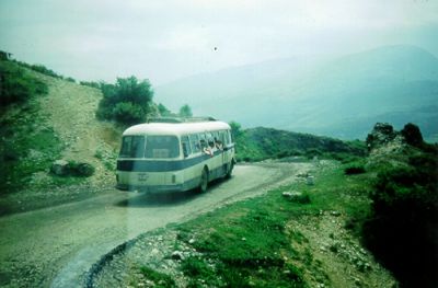 Vår buss ligger bakom en annan buss någonstans i Albanien.