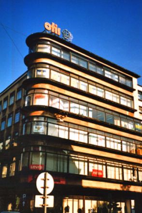 Varuhus (1927). Arkitekt: Erich Mendelsohn. Viktig företrädare för expressionismen. Berömd bland annat för observatoriet i Potsdam som uppvisar en djärvt expressionistisk arkitektur. Andra varuhus ritade av honom finns i Stuttgart och Chemnitz.