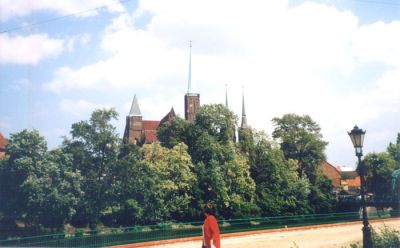 Utsikt över Ostrów Tumski (Dom-ön) från Sand-ön. Det närmaste tornet tillhör Kosc. sw. Krzyza (Heliga korsets kyrka) och där bakom skymtar tornen på Johannes Döparens katedral.