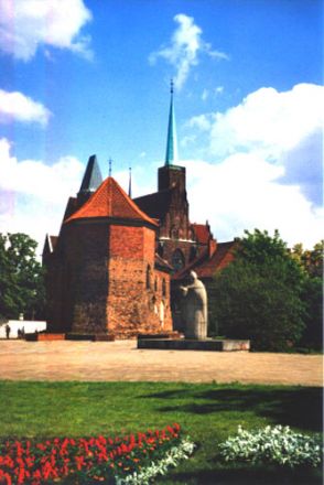 Kosc. sw. Marcina (Sankt Martins kyrka). I bakgrunden Heliga korsets kyrka. I förgrunden ett monument över påven Johannes XXIII, rest av kommunistregimen. Genom nämnde påves encyklika ”Pacem in Terris” inleddes en dialog med kommunisterna.