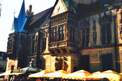 Rådhuset, beläget på Rynek (”Torget”). Här ser vi den södra fasaden. Burspråket i rådhusets sydöstra hörn byggdes 1483 och det centrala burspråket på den södra fasaden (bilden) tillkom två år senare. Rådhusets äldsta delar är från 1200-talet. Omkring 1526 såg rådhuset i stort sett ut så som det gör i dag.