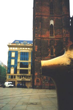 Stor skönhet och en hemsk skapelse på en och samma bild. Det sköna representeras av Bonhoeffer-monumentet i förgrunden samt en del av tornet till Kosc. sw. Elżbiety (Elisabetkyrkan). Denna kyrka var luthersk från 1500-talet fram till 1945. Att gå in i den är en stor upplevelse: valven är mycket höga och färgerna varma. Det gäller bara att inte titta på den oändligt fula nyuppförda byggnaden strax intill.